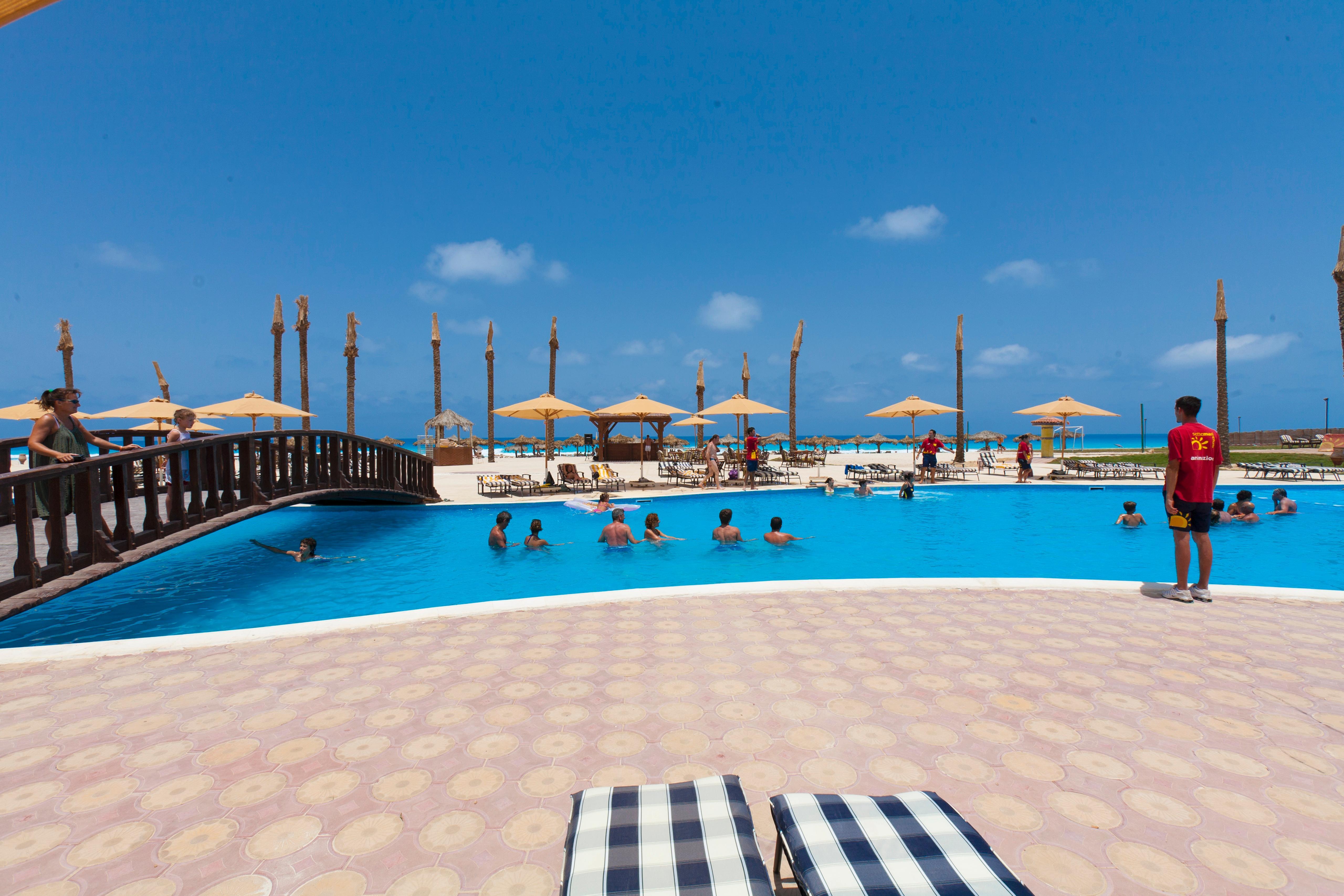 Borg El Arab Beach Resort Exteriör bild The swimming pool at the resort