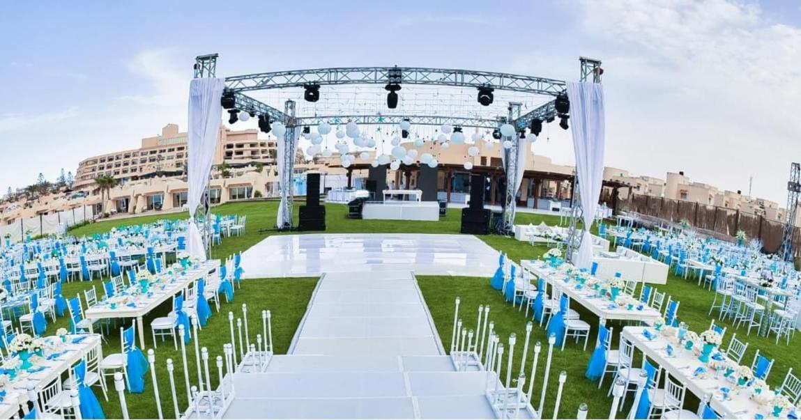 Borg El Arab Beach Resort Exteriör bild The lawn at the Grand Hotel
