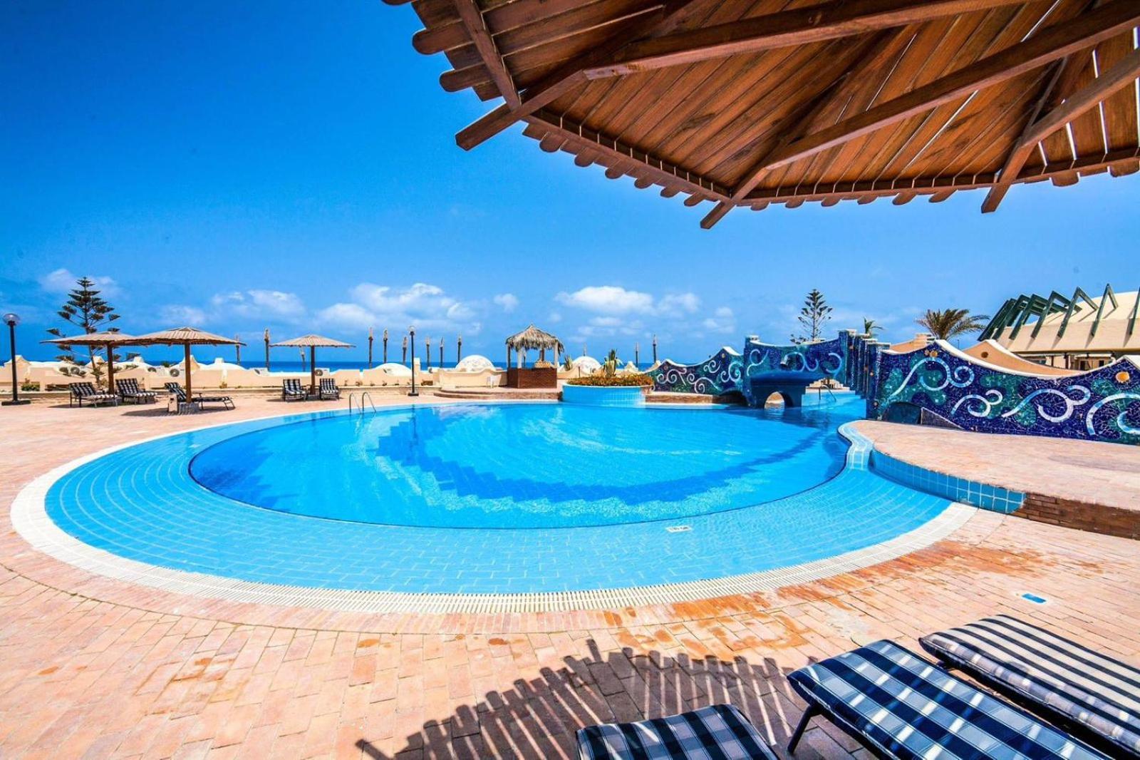 Borg El Arab Beach Resort Exteriör bild The swimming pool at the hotel