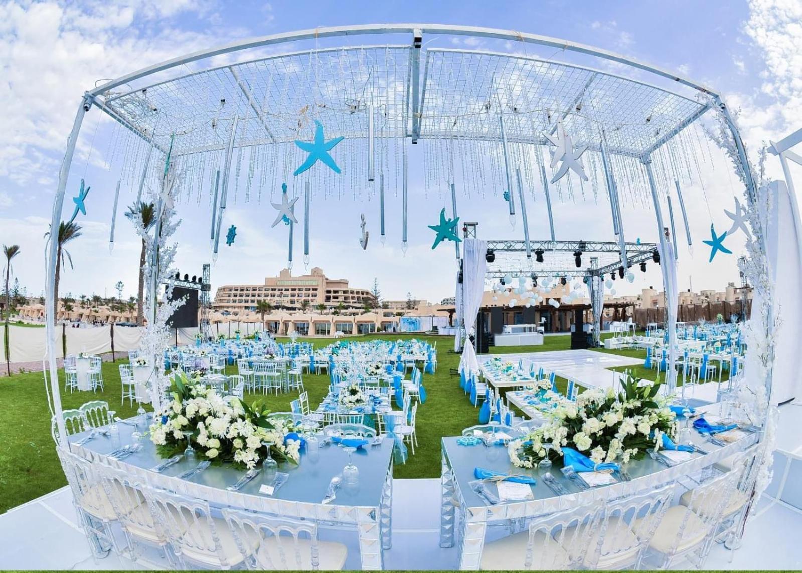 Borg El Arab Beach Resort Exteriör bild The lawn at the Jumeirah Beach Hotel