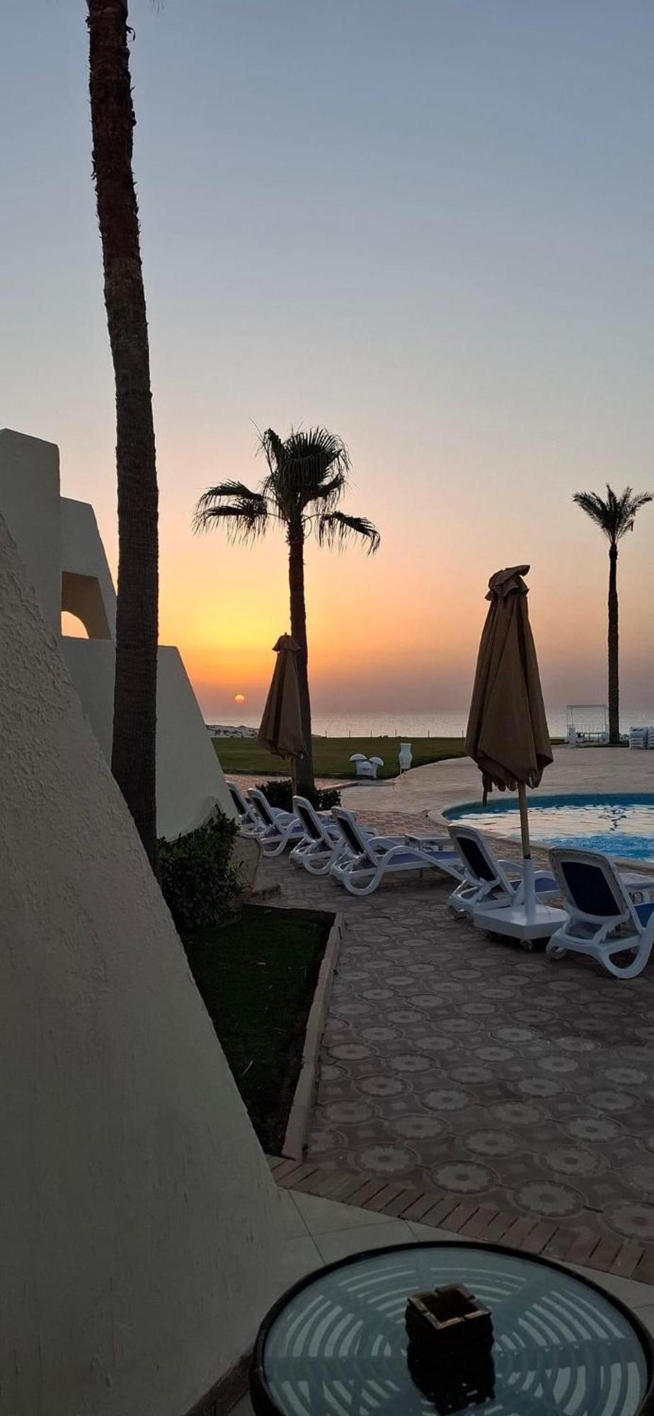 Borg El Arab Beach Resort Exteriör bild Sunset at the hotel